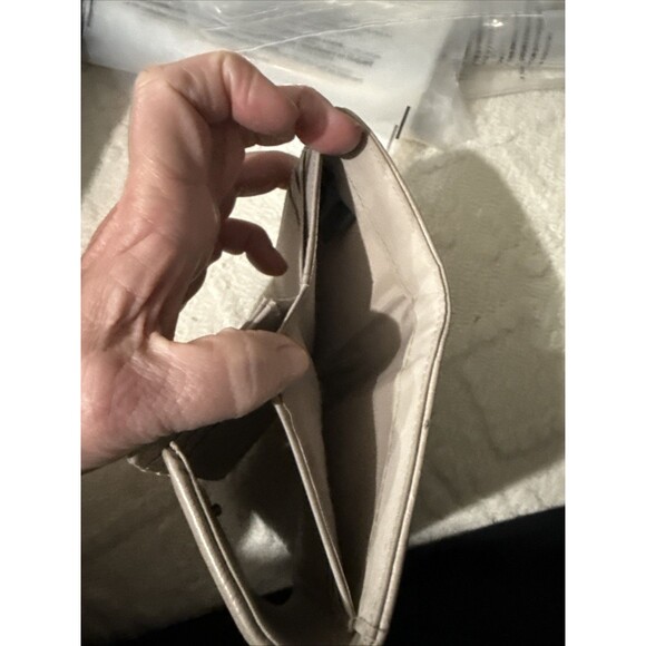 Safe Keeper Tri-Fold Wallet Zippered Coin /Card Slots Beige W/ Red Lips Sz 5X4X1 - Picture 8 of 10